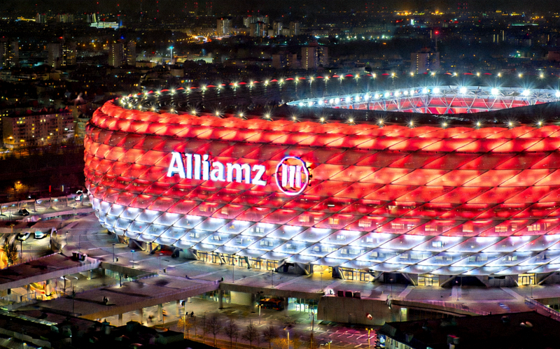 拜仁慕尼黑足球俱乐部安联球场夜景，灯光璀璨